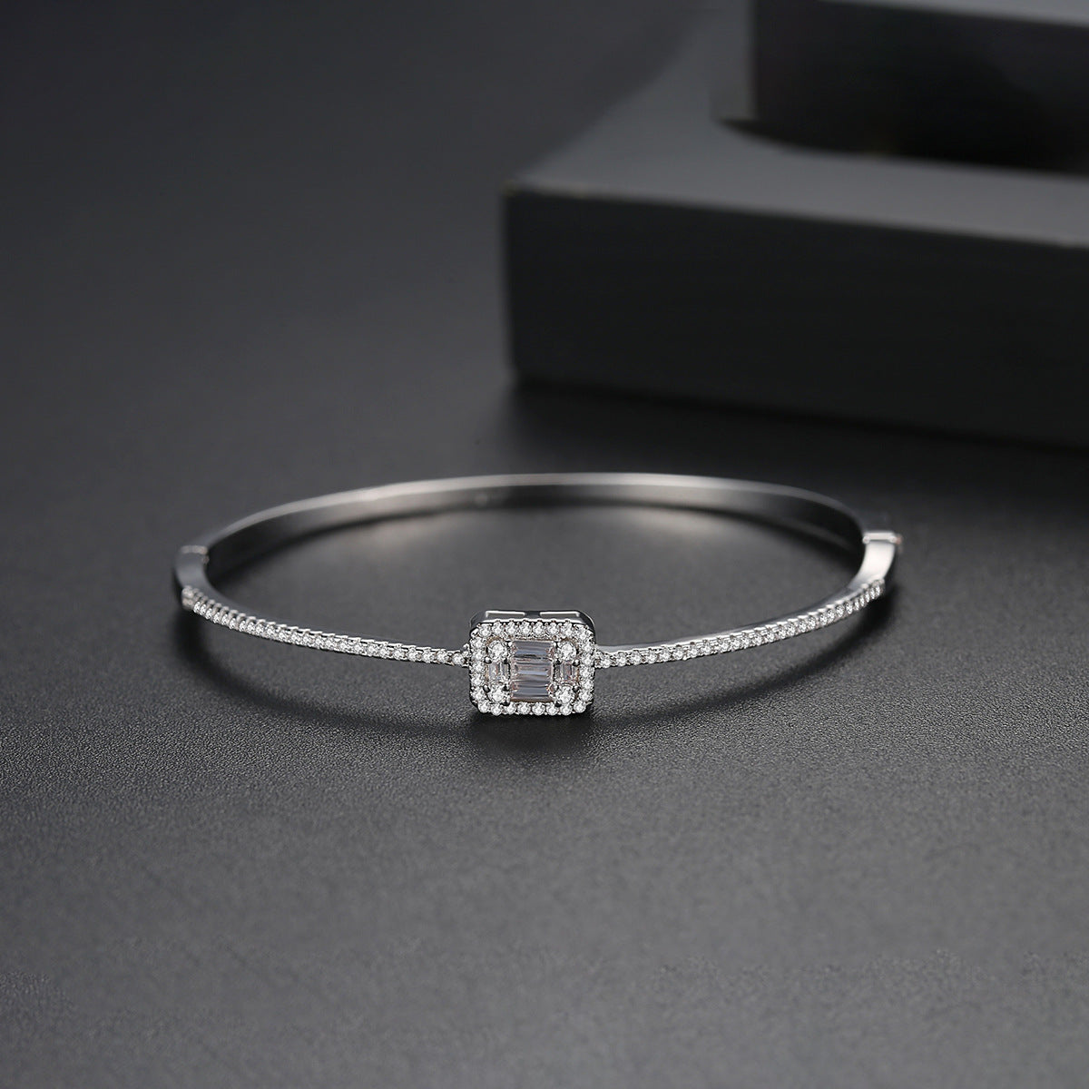 Noe 14K Gold Plated Bangle - Jera Paris Jewelry